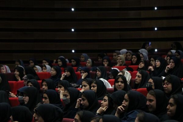 تقدیر از دانش‌آموزان برتر حوزه فرهنگی و هنری در آموزش و پرورش ناحیه یک شهرری