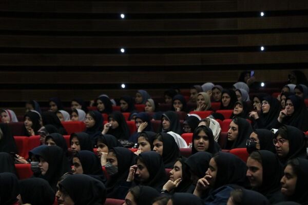 تقدیر از دانش‌آموزان برتر حوزه فرهنگی و هنری در آموزش و پرورش ناحیه یک شهرری