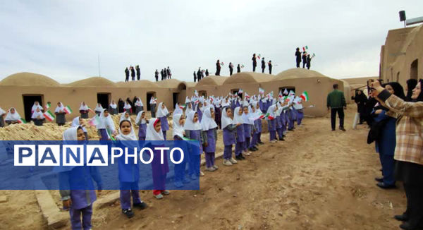 اجرای دلنشین سرود ایرانمون در دل تاریخ کهن قلعه ملکی