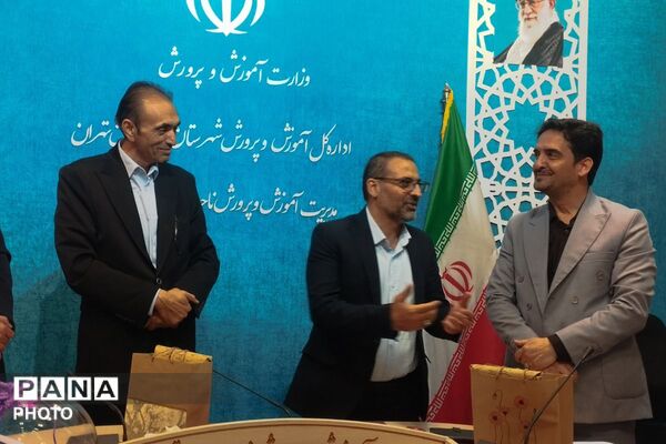 بزرگداشت هفته معلم و تقدیر از خدمات ارزنده مشاوران در بهارستان‌دو