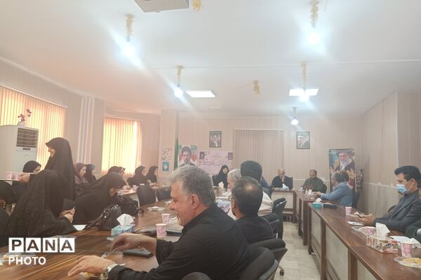 هم‌اندیشی مدیران مدارس بخش رودهن با محوریت بررسی مسائل آموزشی