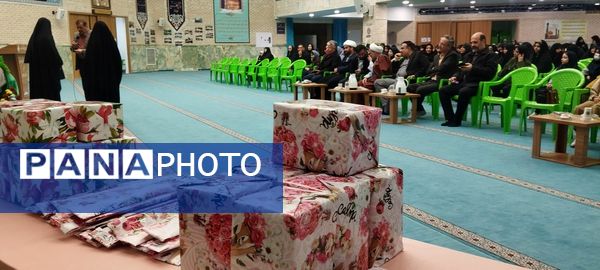 تقدیر از دانش‌آموزان برگزیده ناحیه چهار قم در جشنواره «فردا»