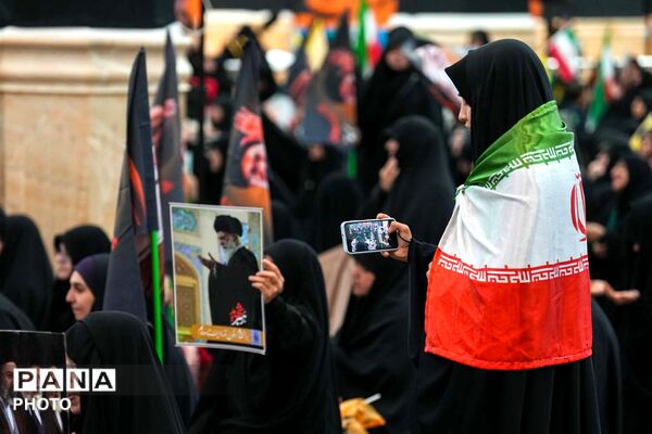 اجتماع بانوان انقلابی به مناسبت چهلم قائد امت و شهدای میناب در مسجد جمکران 