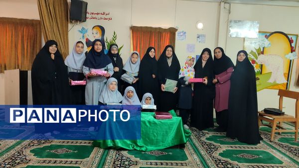 تقدیر از دانش آموزان فعال و تکریم همسر و فرزندان شهدای دبستان شاهد حاج تقی آقا بزرگ مشهد