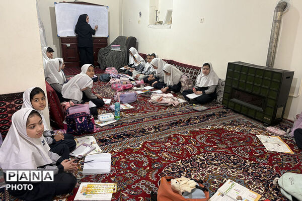فداکاری معلم شیروانی برای برگزاری کلاس حضوری در خانه یک مادر مهربان
