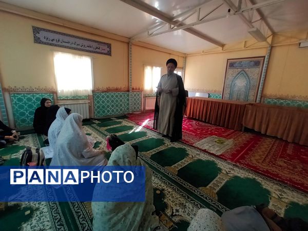 نماز جماعت در دبیرستان میرزا جعفر سروقد مشهد مقدس 