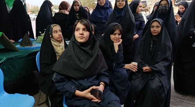 حضور دختران نوجوان یاسوجی در میدان فرهنگی در روز دختر