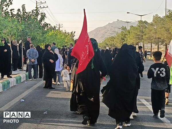 رقص پرچم‌ها در باد عزای کاشمر هم‌صدایی آسمان با زائران