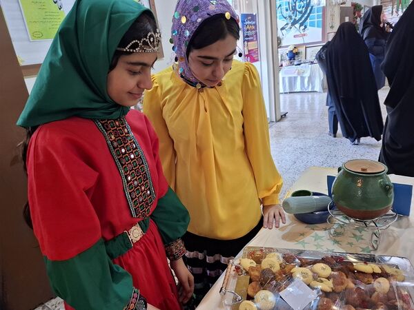 برپایی نمایشگاه «ماها» در دبیرستان شاهد معراج ناحیه یک کرج 