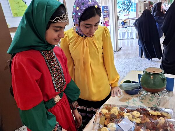برپایی نمایشگاه «ماها» در دبیرستان شاهد معراج ناحیه یک کرج 
