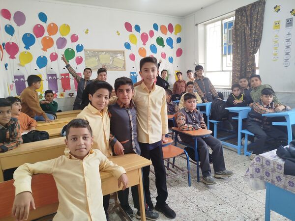 آغاز بازگشایی مدارس و شور و حال دانش آموزان دبستان شهید پسندیده فدافن در نخستین روز پاییز