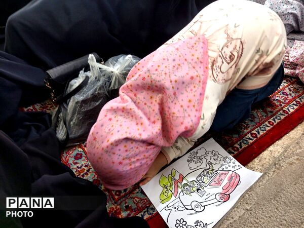 از پیر تا دانش آموز در نماز جمعه نیشابور حضور دارند-۱