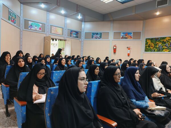 کارگاه آموزشی نحوه ارتباط موثر و درک نیازهای دانش‌آموزان در بهاباد 
