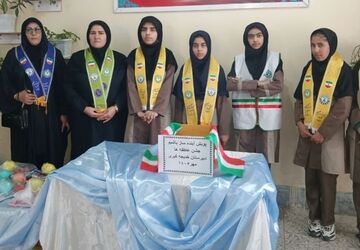 جشن عاطفه‌ها در دبیرستان دخترانه خدیجه کبری (س) الشتر؛ تجلی مهر و همدلی دانش‌آموزان