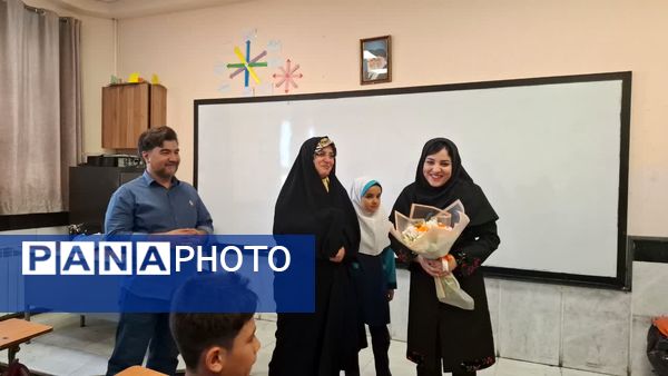 جشن روز معلم در دبستان عذرا پورشهریاری با برنامه های ویژه برگزار شد