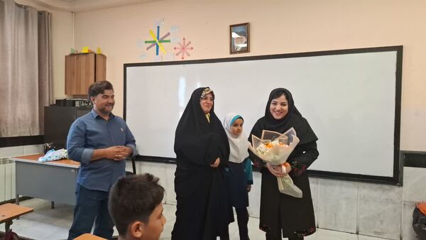 جشن روز معلم در دبستان عذرا پورشهریاری با برنامه های ویژه برگزار شد
