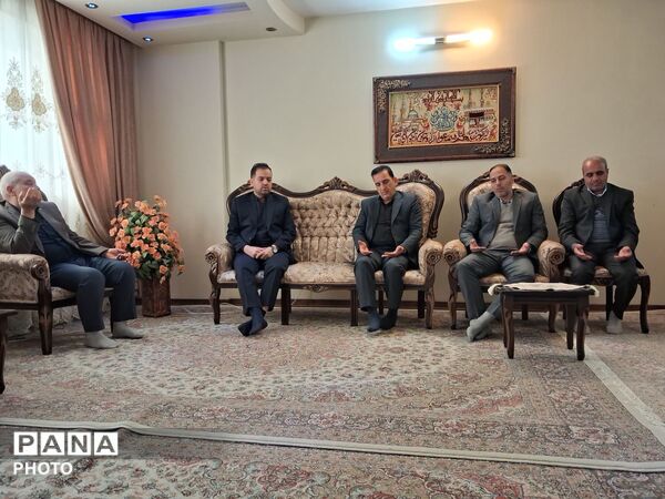 دیدار مدیر آموزش و پرورش ناحیه پنج مشهد با برادر شهید خیرزاده