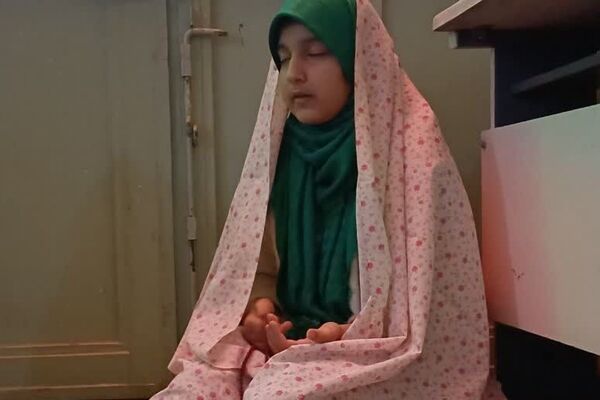 ورود دانش‌ آموزان دختر ناحیه دو شهرری به مراسم معنوی اعتکاف 