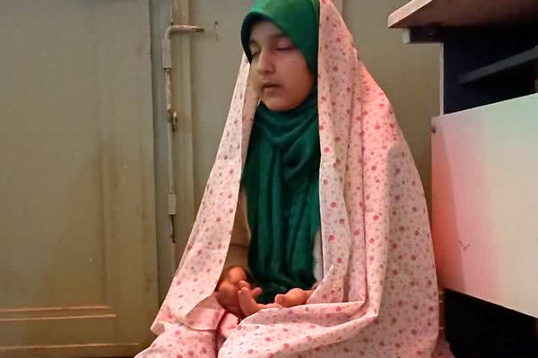 ورود دانش‌ آموزان دختر ناحیه دو شهرری به مراسم معنوی اعتکاف 