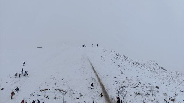  برف بازی مردم نیشابور در روستای برف ریز 