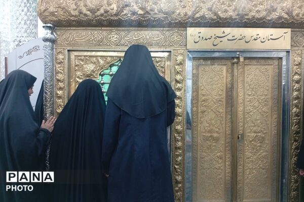 تجدید میثاق دانش‌آموزان مدرسه ایثار با آرمان‌های شهدا