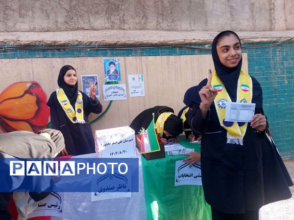 انتخابات شورای دانش آموزی در مدرسه علی اصغر دانشور یک