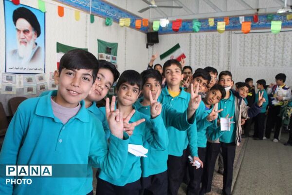 محفل نویسنده کتاب «فرمانده سری» در یزد