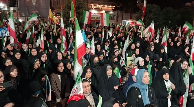 پنجاه و دو شب  در میدان پای کار ایران