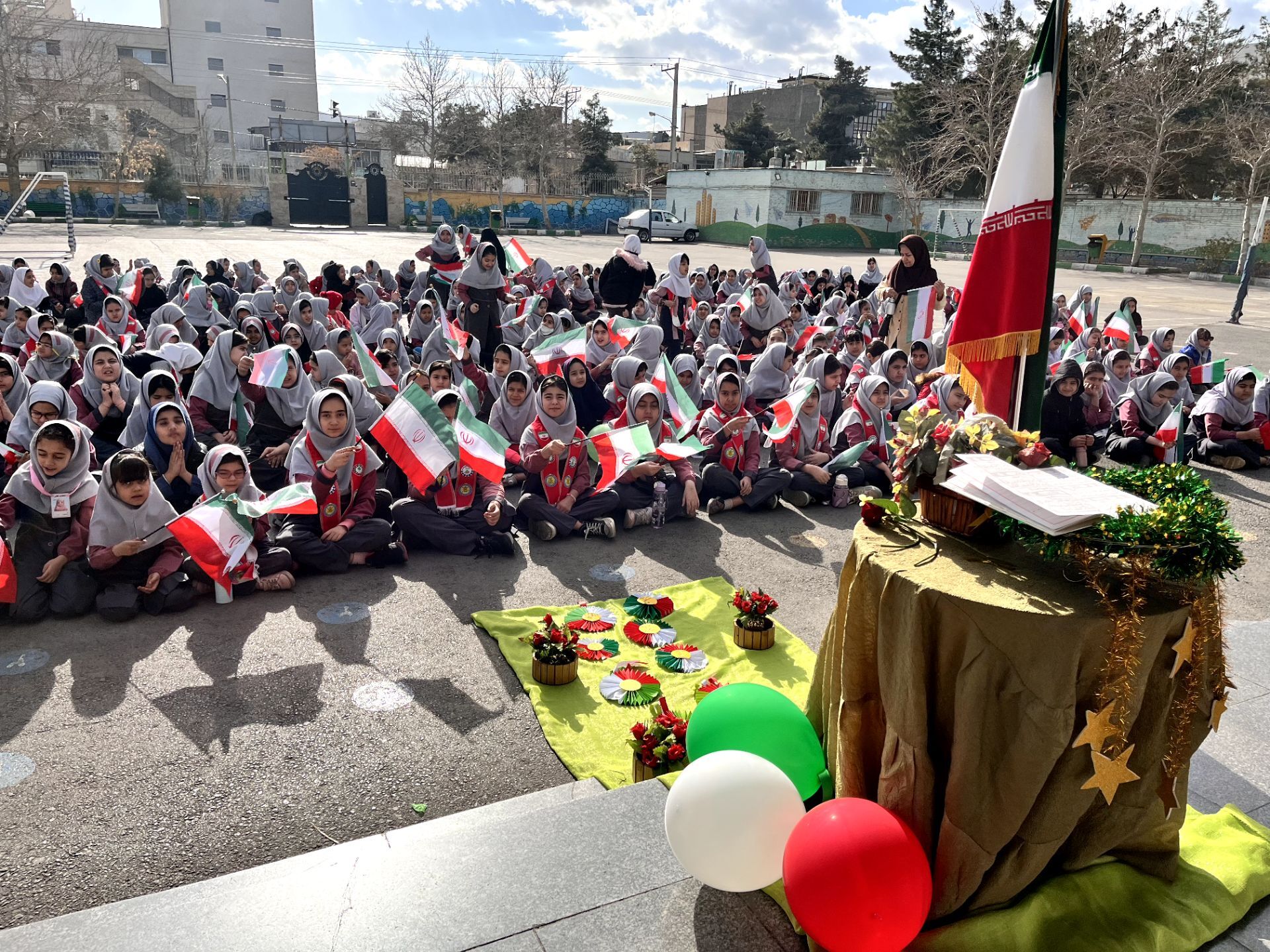 جشن با شکوه دهه فجر در دبستان صدف