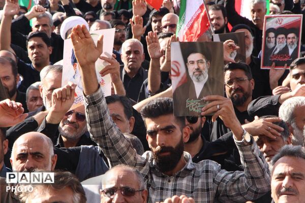 بیعت مردم دارالعباده شهر یزد با رهبر جدید انقلاب اسلامی ایران