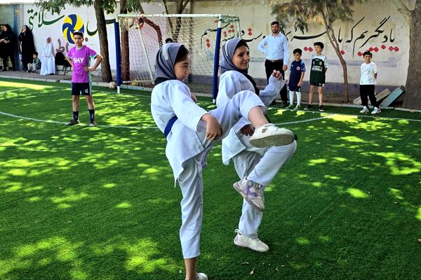 آیین افتتاحیه زمین چمن مصنوعی دبستان اسماعیل سامنی ناحیه ۲ بهارستان