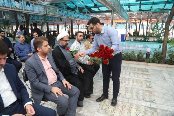 آیین غبارروبی مزار شهدا با حضور اصحاب رسانه در قم