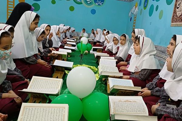محفل انس با قرآن کریم در دبستان ستایش 