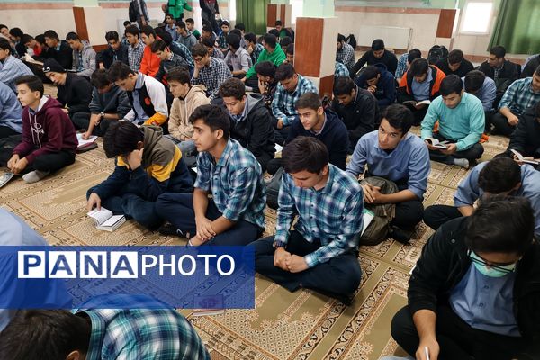 مراسم پرفیض زیارت عاشورا در دبیرستان‌ نمونه دولتی کاشانی‌پور فردیس