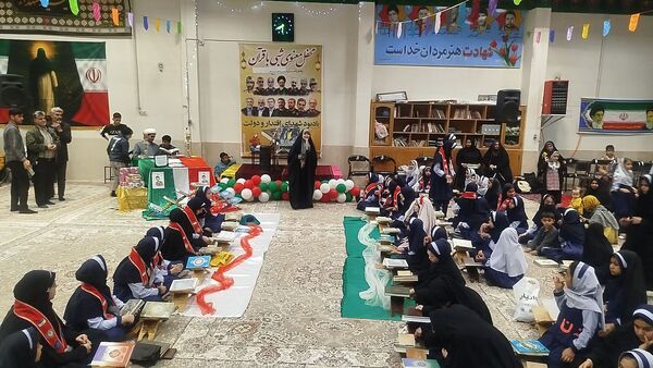 محفل انس با قرآن با حضور دانش آموزان دبستان دخترانه ناهید نخودی