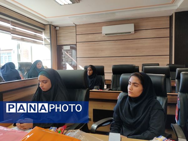 اهدای حکم دانش‌آموزان شورای دانش‌آموزی ناحیه 2