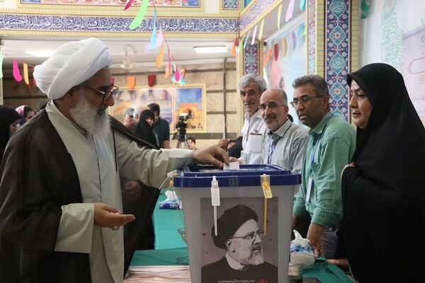 حضور پرشور مردم شهرستان ورامین و منطقه خیرآباد در پای صندق های رای