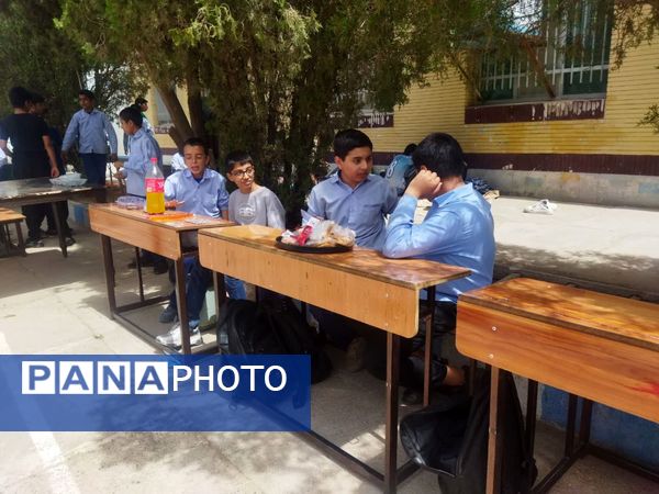 برگزاری جشنواره غذا و بازارچه دانش‌آموزی در دبیرستان نمونه دولتی دانش 