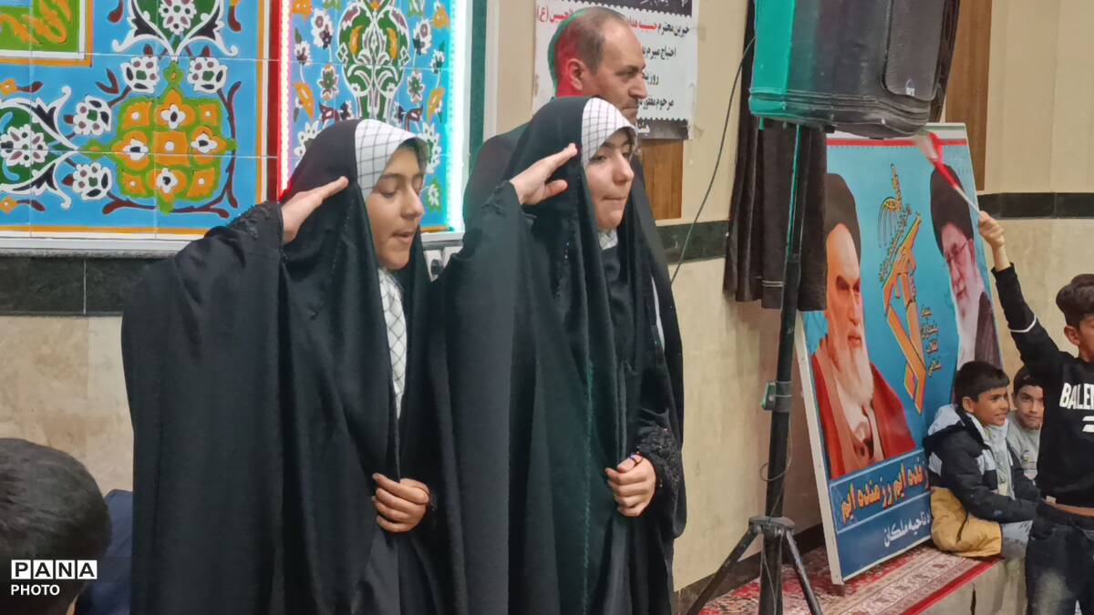 تجمع فرهنگیان و دانش‌آموزان ملکان در یادبود شهدای جنگ‌ تحمیلی سوم 