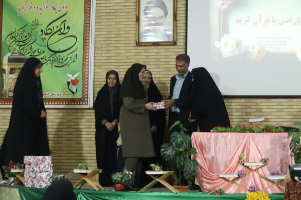 تقدیر از مدیران قرآنی ناحیه چهار شیراز در دبیرستان شاهد ۱۴