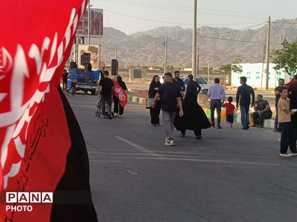 رقص پرچم‌ها در باد عزای کاشمر هم‌صدایی آسمان با زائران