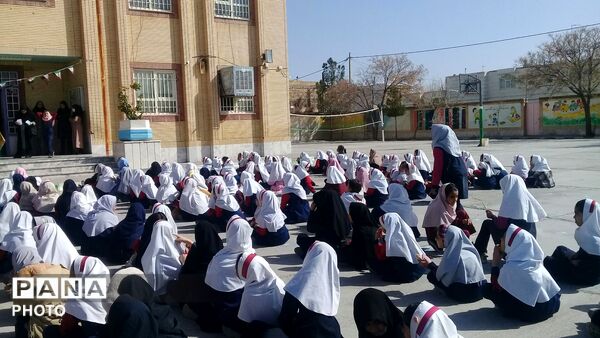 جشن و اهدا جوایز به دانش اموزان نمونه در مدرسه تکتم