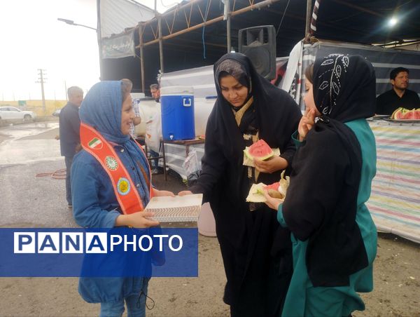 خدمت‌رسانی فرهنگیان و دانش‌آموزان پیشتاز زنجانی در موکب هیات رزمندگان ایجرود