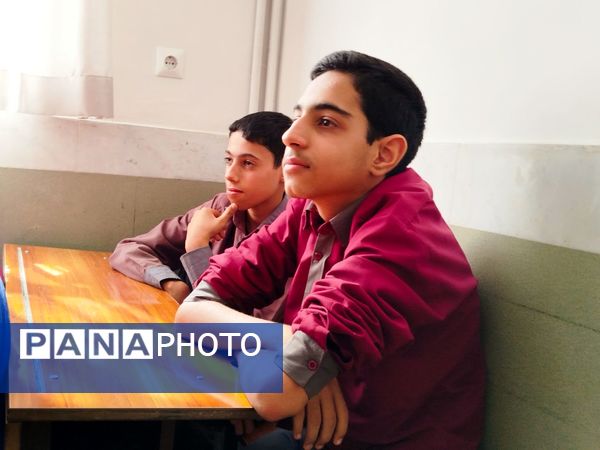 هدایت تحصیلی دانش‌آموزان در دبیرستان میثاق با حضور مشاور مدرسه 