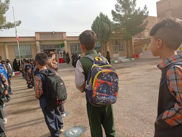 آغاز بازگشایی مدارس و شور و حال دانش آموزان دبستان شهید پسندیده فدافن در نخستین روز پاییز