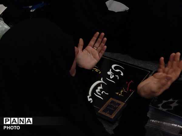 شبی که ماه دو نیم شد
