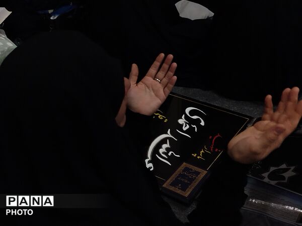 شبی که ماه دو نیم شد