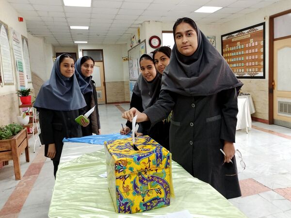 انتخابات شورای دانش آموزی در دبیرستان دخترانه ۱۳ آبان
