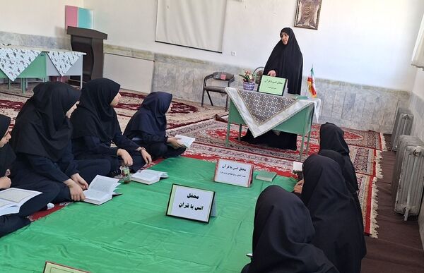 برگزاری محفل انس با قرآن در دبیرستان فیاض