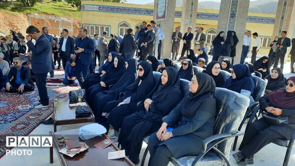 همایش پیاده‌روی فرهنگیان از امامزاده عبدالله تا تپه نورالشهدا یاسوج 